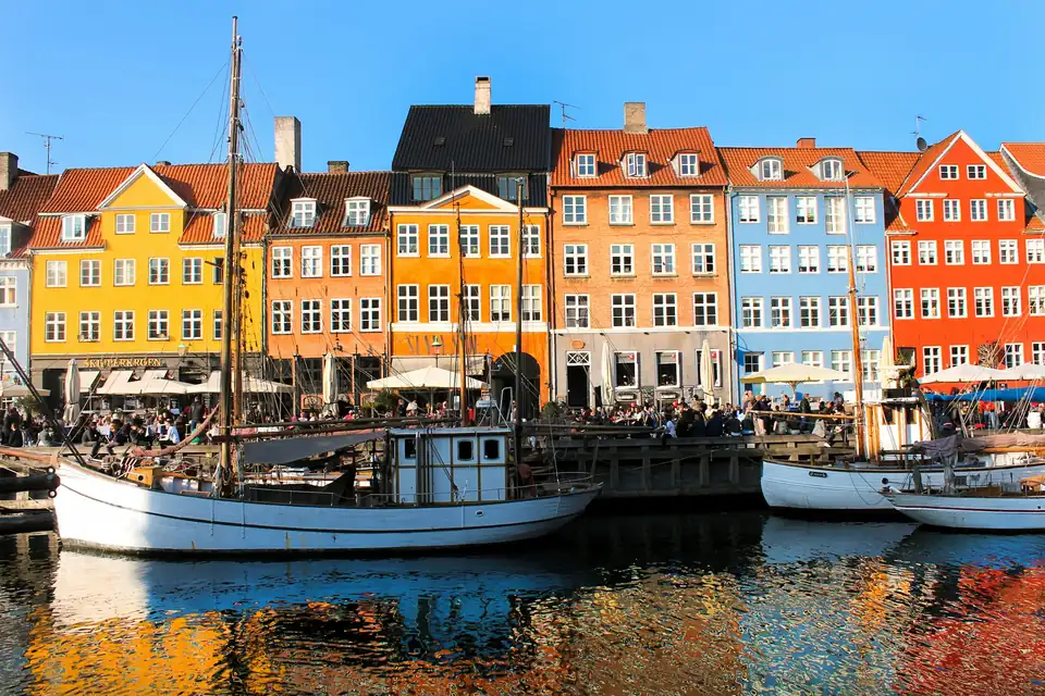 Fargerike gamle hus og seilbåter langs kanalen i Nyhavn i København
